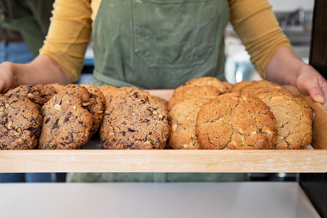 Cookies auf Holztablett in einer Bäckerei