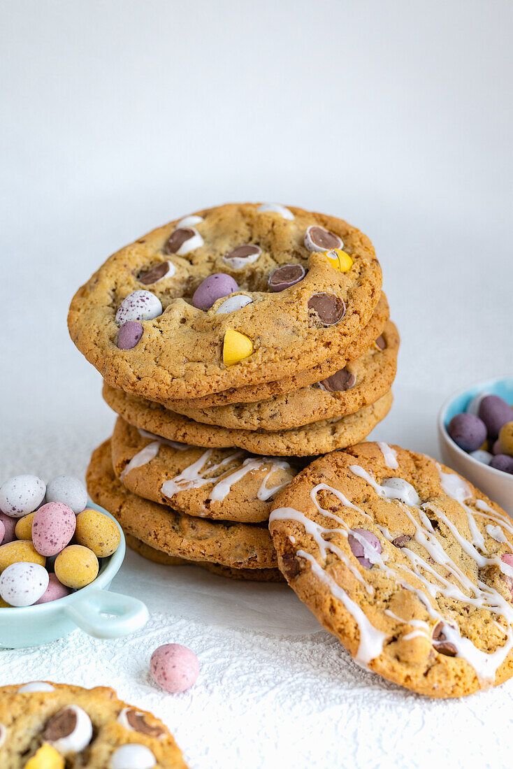 Cookies mit Mini-Zuckereiern zu Ostern