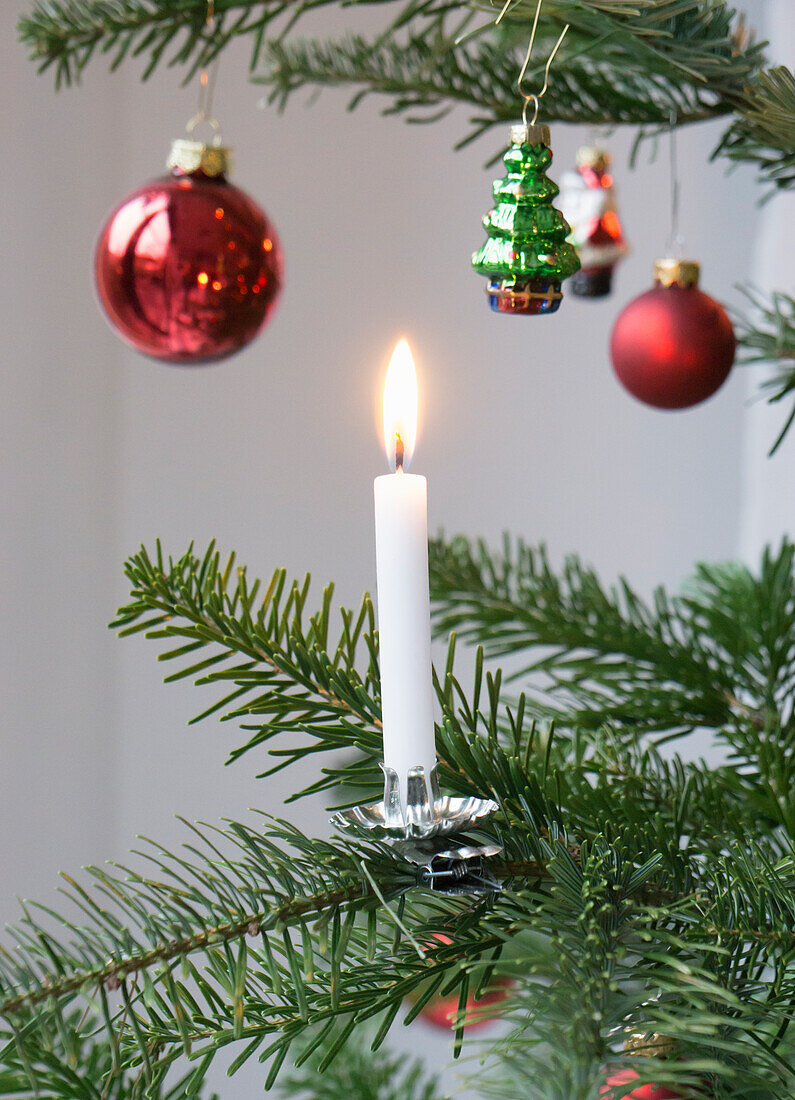 Christbaum mit Kerzen und Glasschmuck