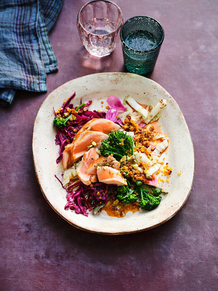 Bunter Kohlsalat mit Lachs und Harissa-Linsen-Vinaigrette