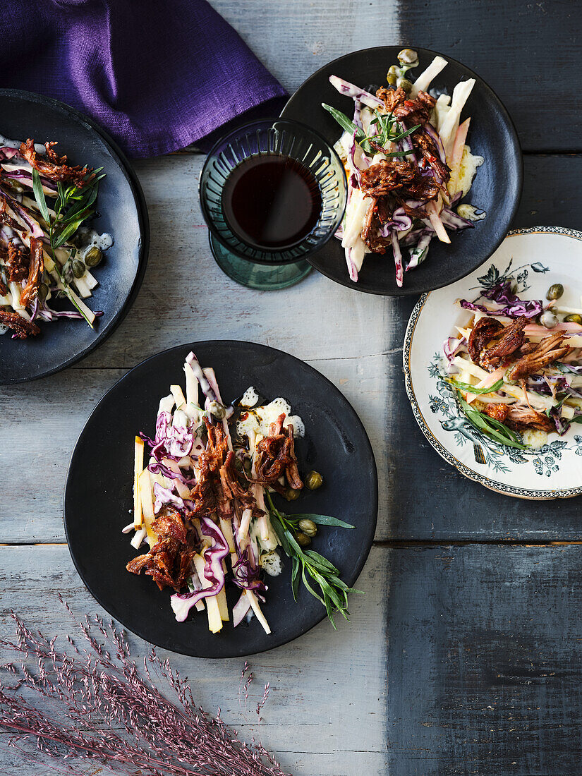 Kohlrabi-Rotkohl-Slaw mit Pulled Lamb und Kapern