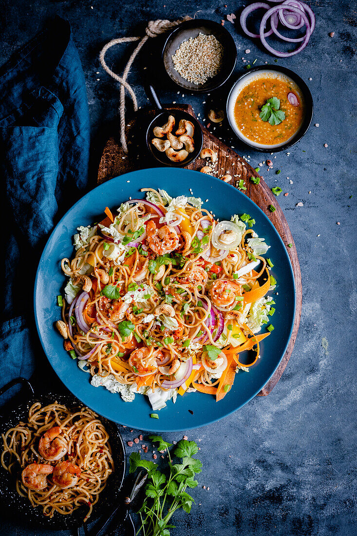 Chow-Mein-Salat mit Garnelen