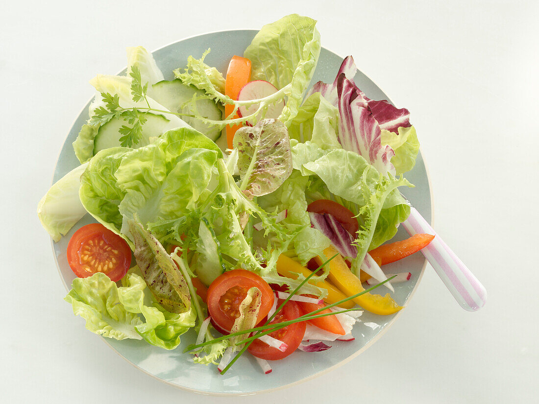 Gemischter Salat auf weißem Untergrund