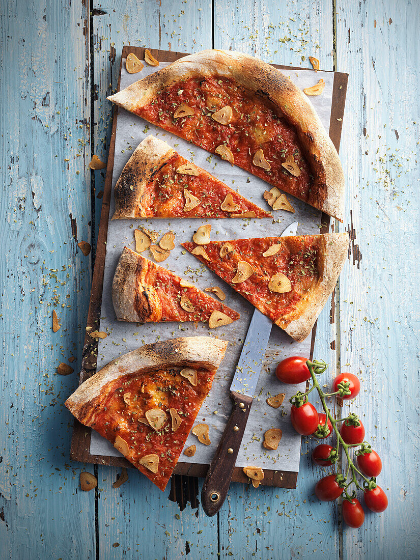 Pizza Marinara (Pizza mit Tomatensauce, Knoblauch und Oregano)