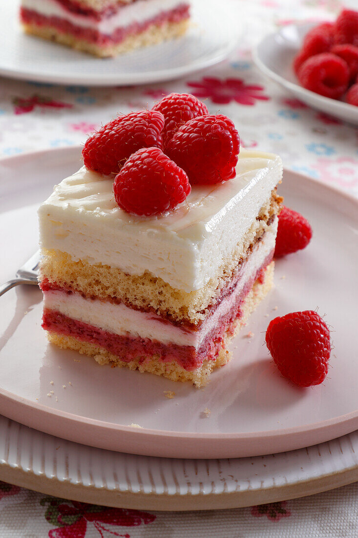 Cream cake with raspberries