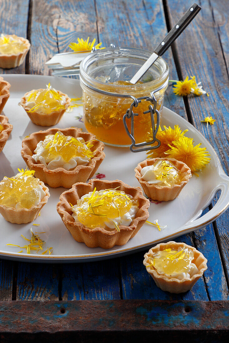 Törtchen mit Buttercreme und Löwenzahnblüten-Marmelade