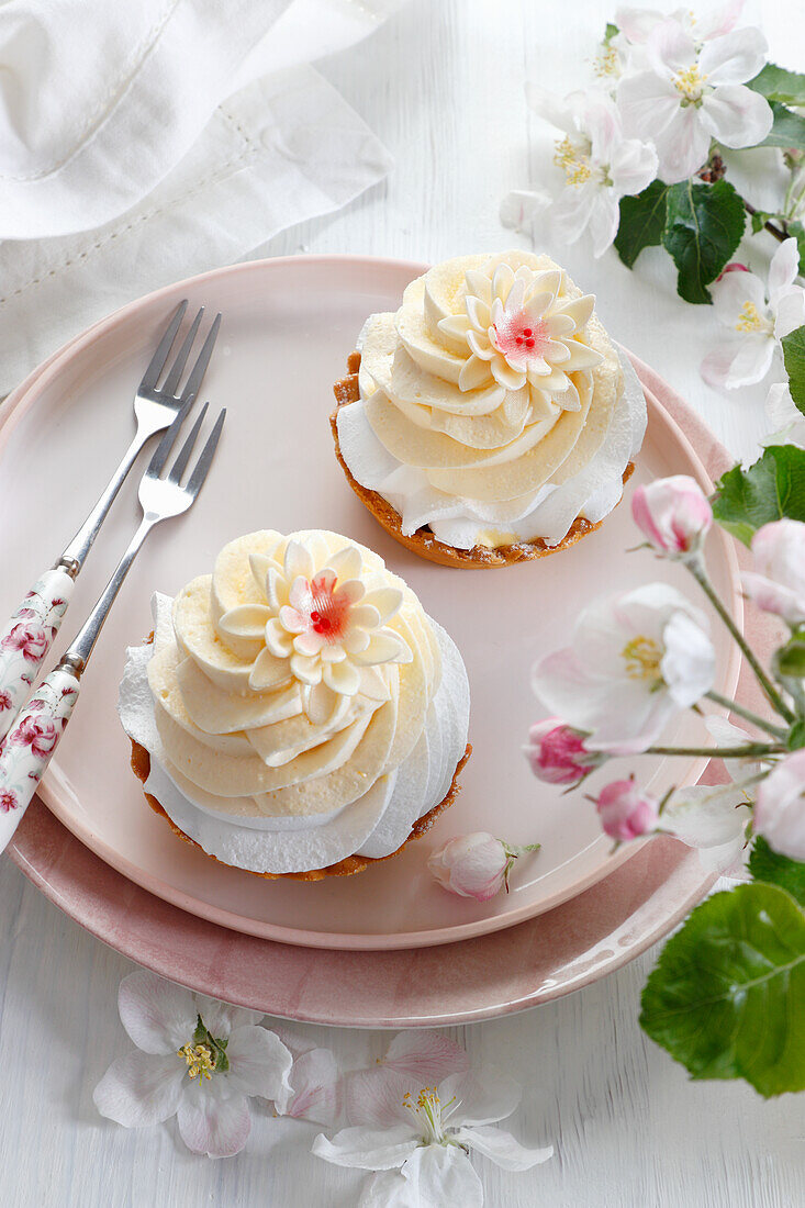 Tartlet with meringue and whipped cream