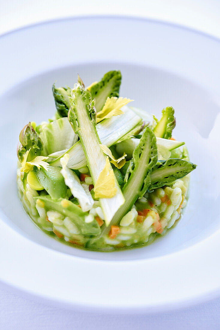 Grünes Risotto mit Spargel und Avocado