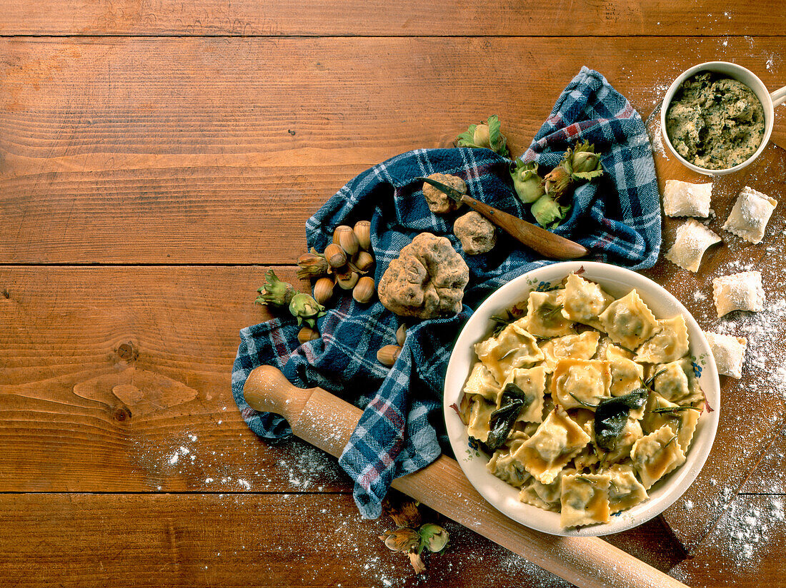 Agnolotti mit Trüffeln und Haselnüssen aus der Langhe (Piemont, Italien)