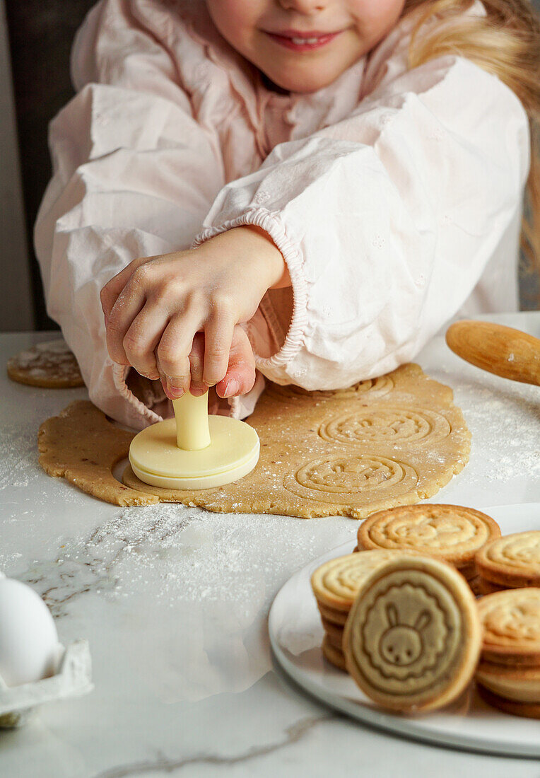 Mädchen bereitet Osterplätzchen zu