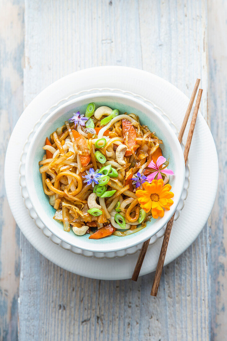 Fried noodles with white cabbage and cashews