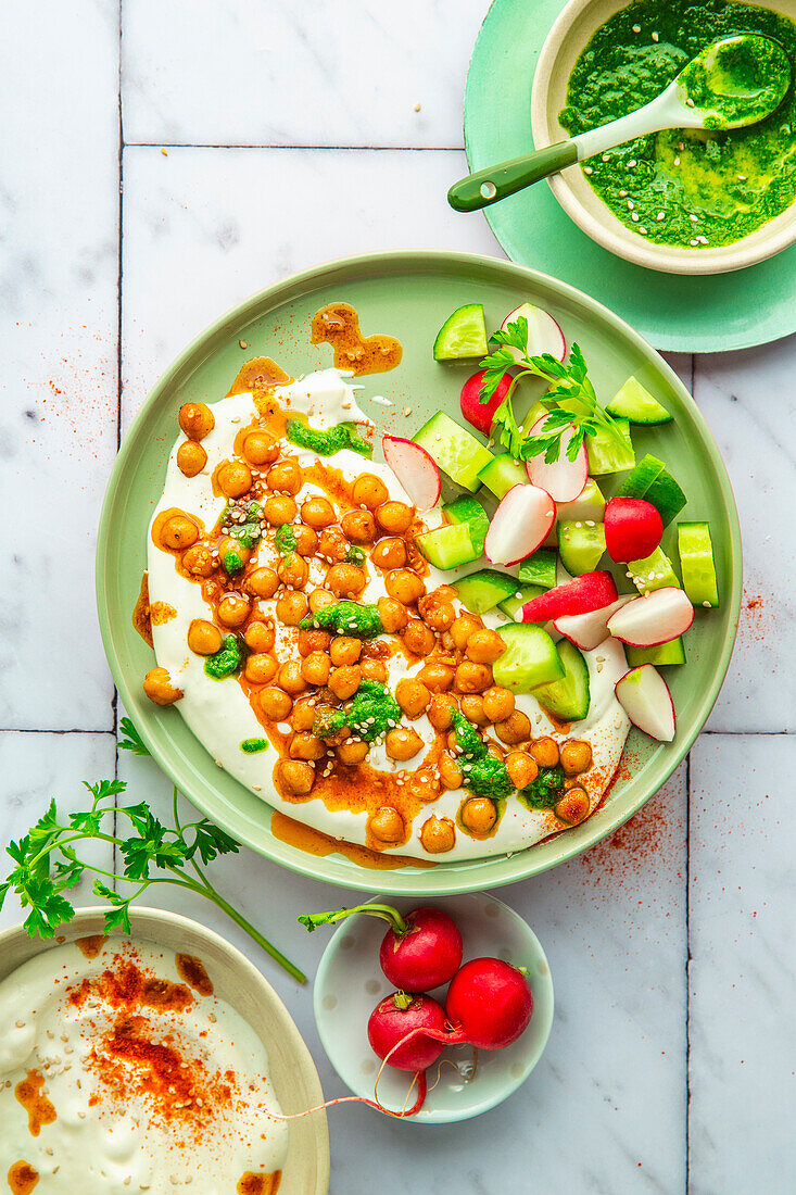 Naturjogurt mit würzigen Kichererbsen, Salat und Petersilien-Sesam-Pesto