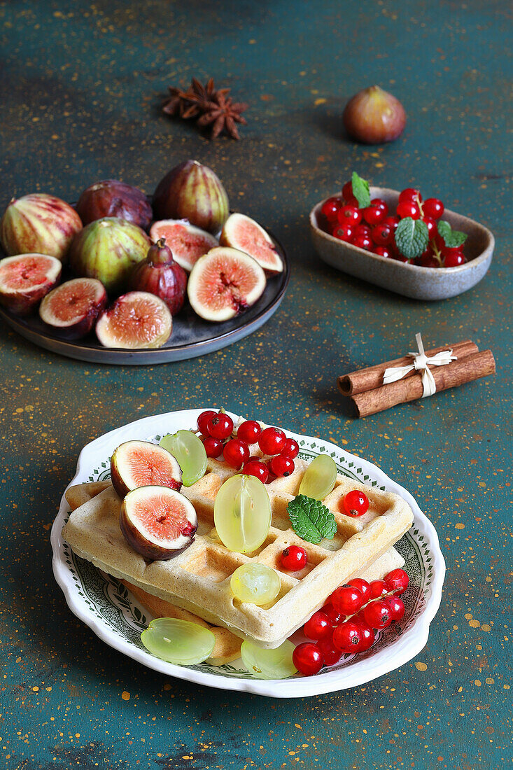 Cinnamon wafer with fresh fruit