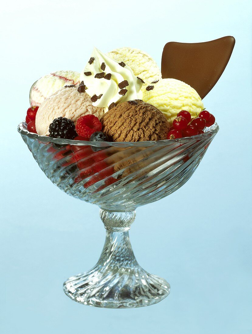 Ein Eisbecher mit fünf Eiskugeln,Beeren & Sahne; Deko: Würfel