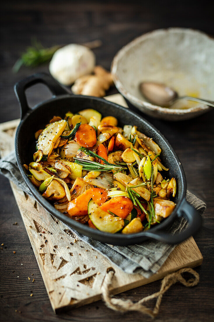 Pfannengemüse mit Ingwer und Rosmarin (Low Carb)