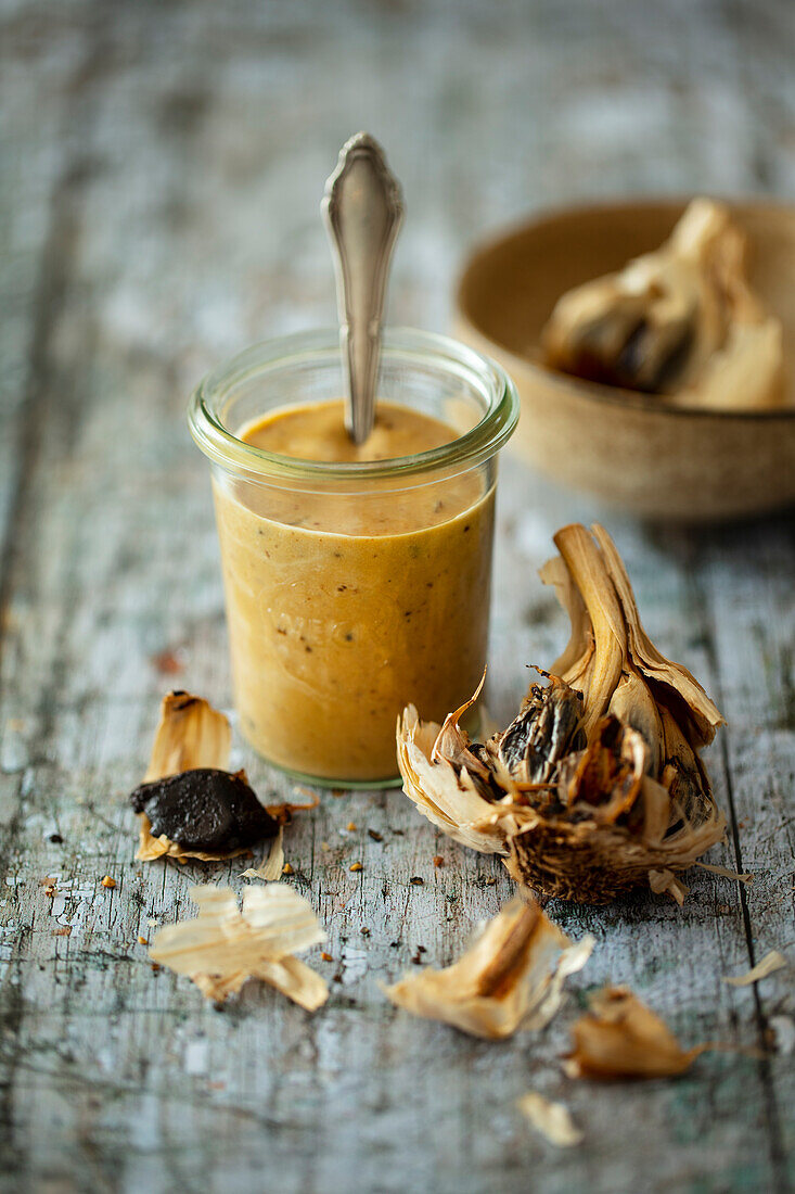 Mayonnaise made from fermented black garlic for grilling