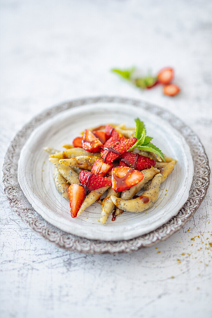 Mohn-Schupfnudeln mit Erdbeeren und Balsamico-Karamell (vegetarisch)