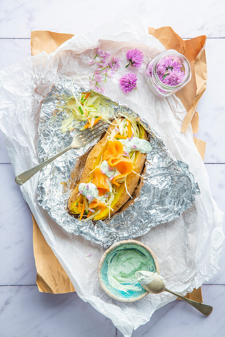 Ofenkartoffel mit Frühkrautsalat, Dillcreme und gebeizter Lachsforelle