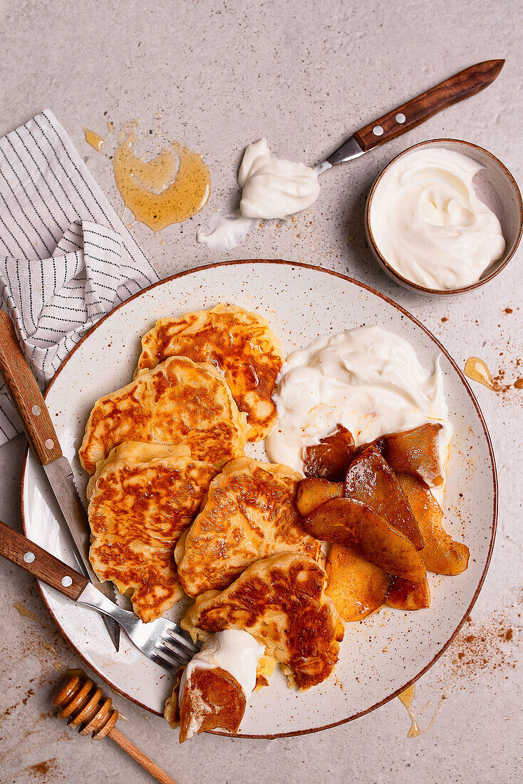 Hefe-Pancakes mit karamellisierten Äpfeln und Zimt