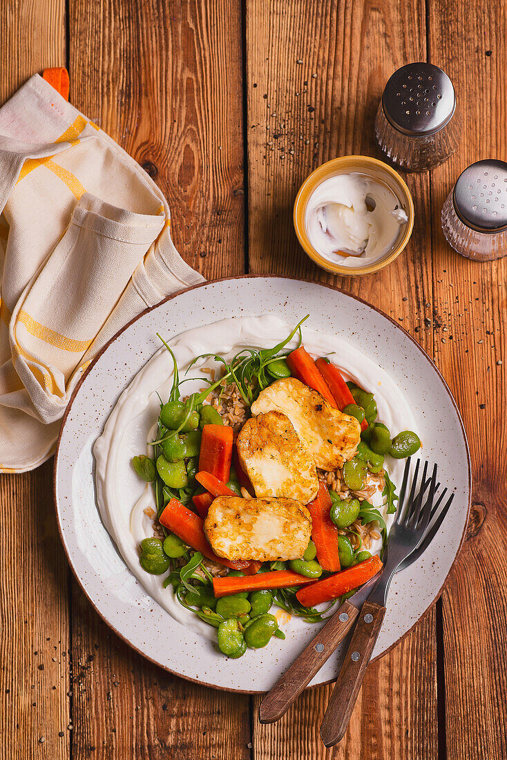 Joghurt mit Hafergrütze, Rucola, Saubohnen, Karotten und Halloumi