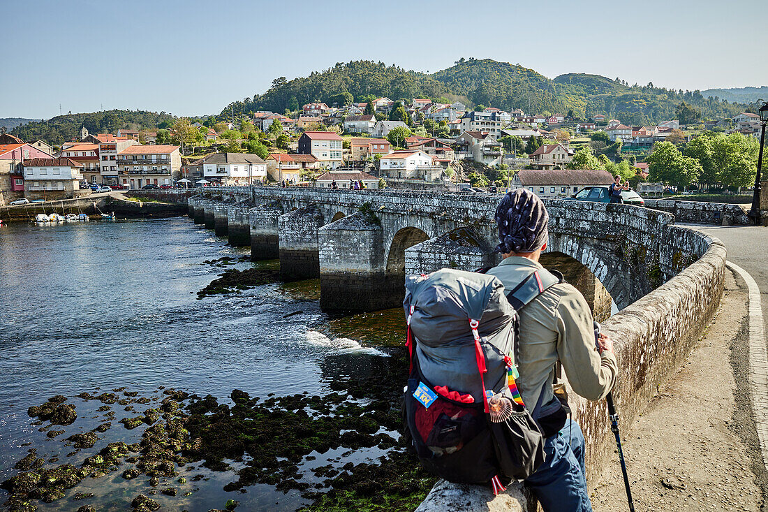 Pilger an der alten Brücke Ponte Velha über Fluss Nabão, Santarem, Region Alentejo, Portugal