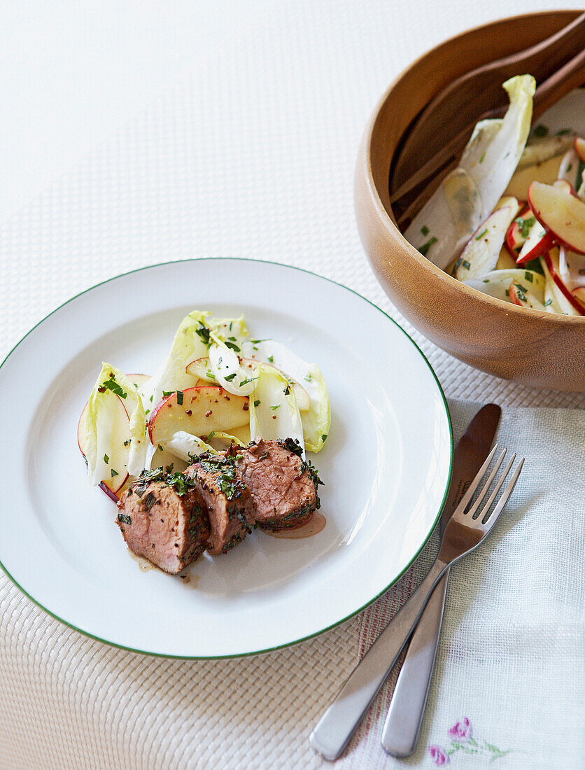 Schweinefleisch mit Kräutern dazu Apfel-Chicorée-Salat