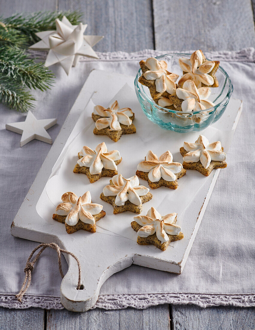 Christmas poppy seed stars with meringue