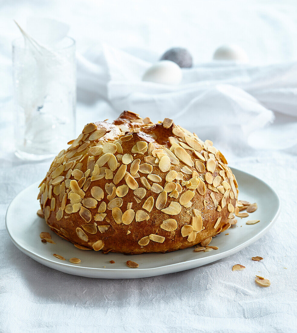 Easter bread with almonds and rum raisins