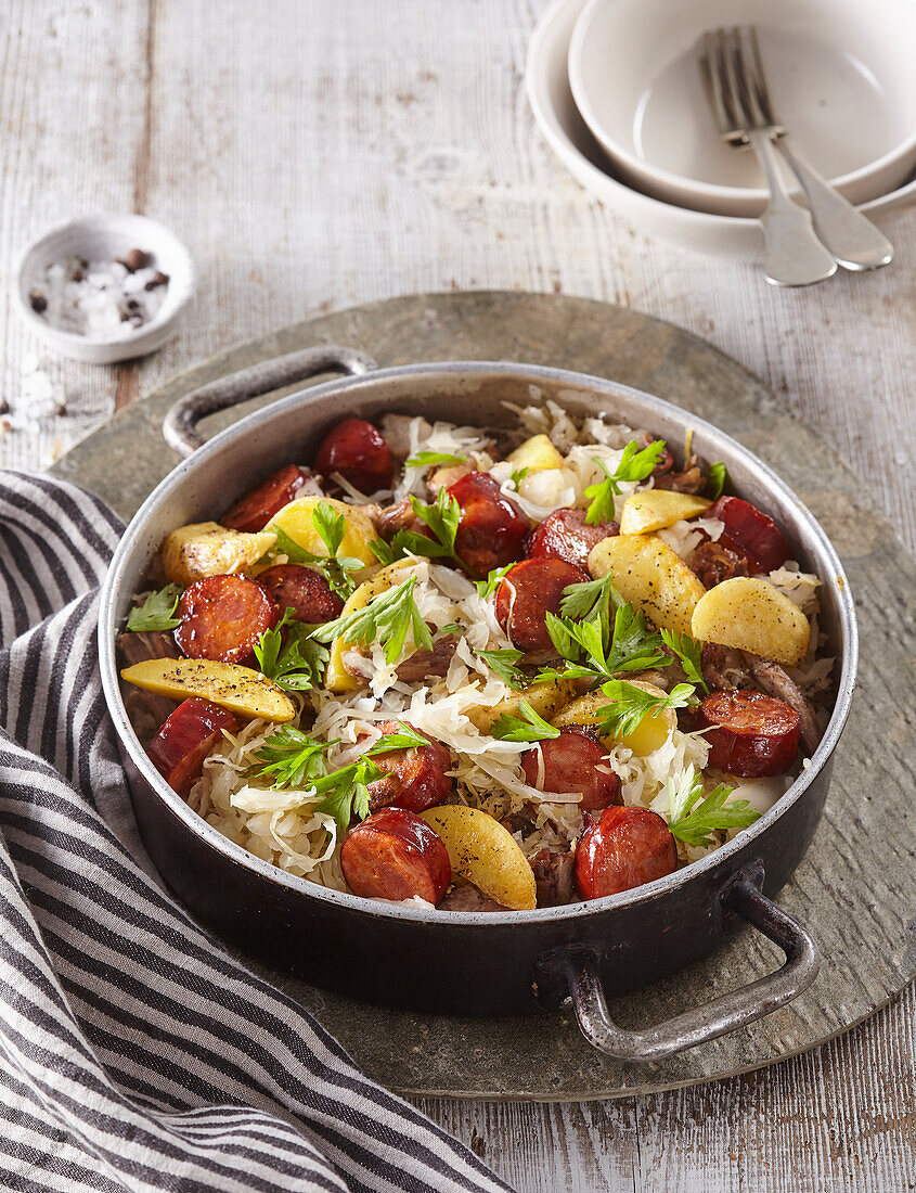 Herbstlicher Eintopf mit Schweinefleisch und Sauerkraut