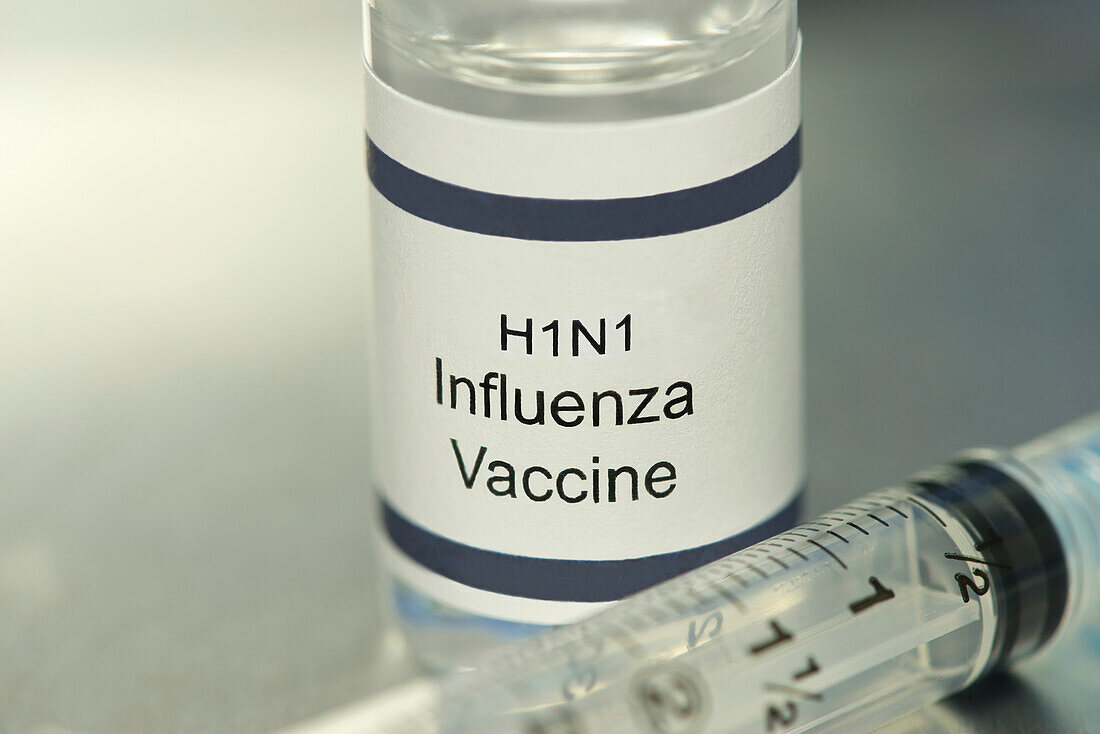 H1N1 virus vaccine and syringe