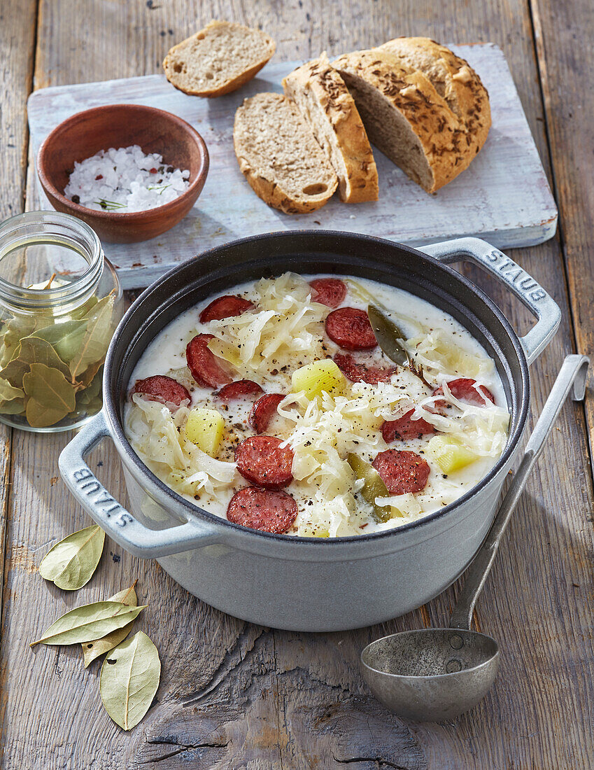 Mährische Sauerkrautsuppe mit Wurst