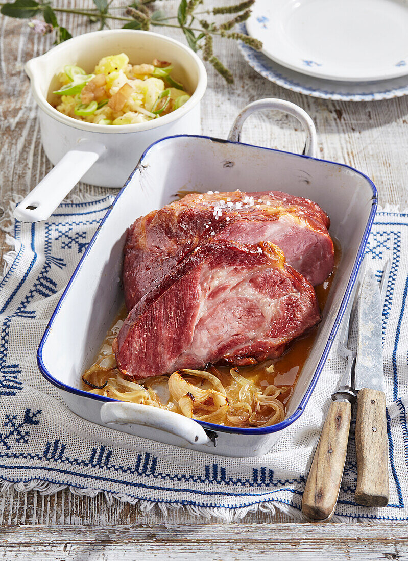 Geräucherter Schweinenacken mit Sauerkraut