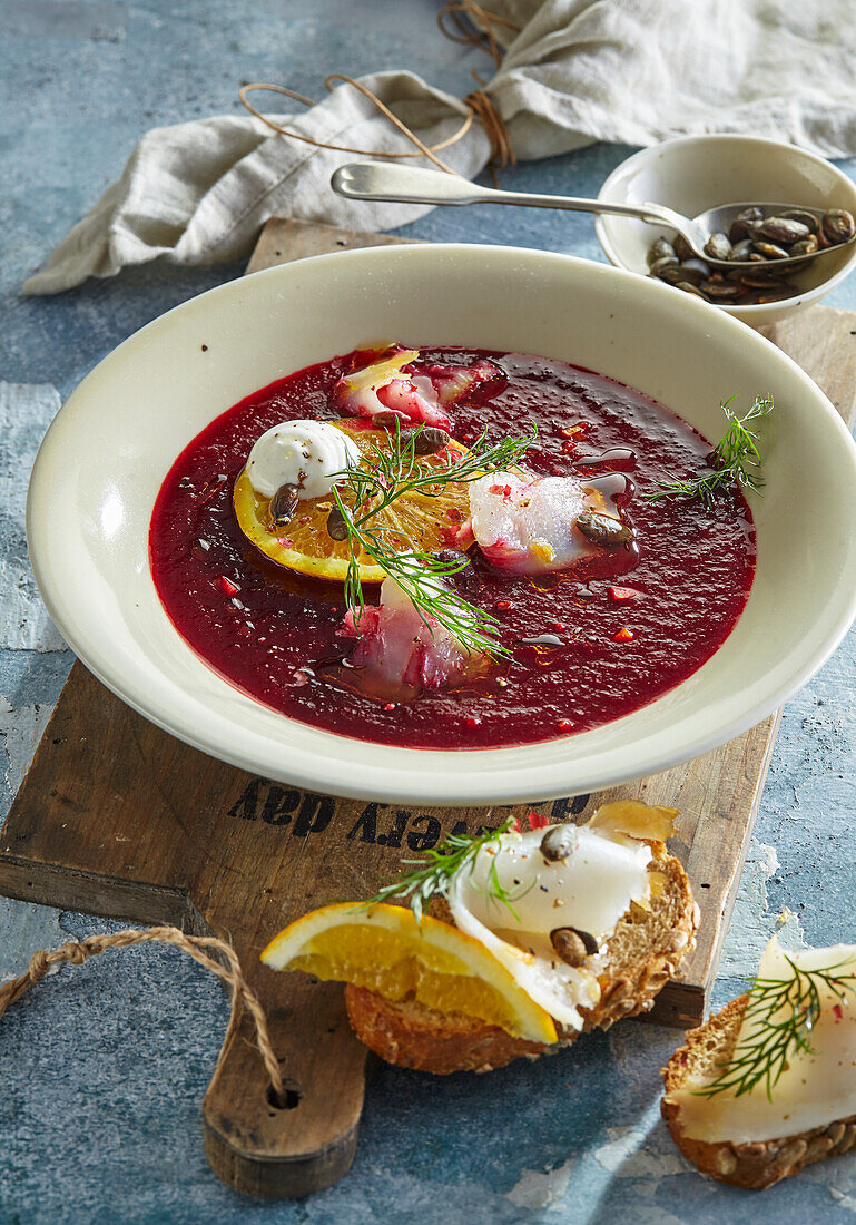 Rote-Bete-Suppe mit geräuchertem Heilbutt