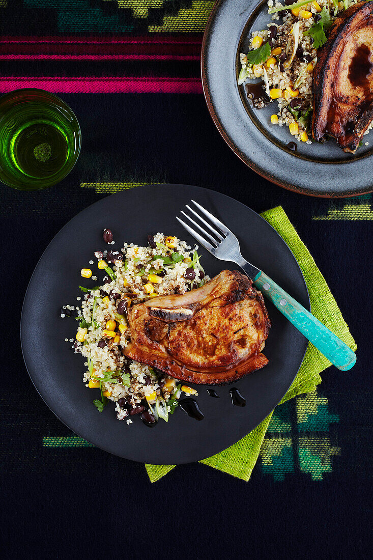 In Limette eingelegte Schweinekoteletts mit Salat aus schwarzen Bohnen, Mais und Quinoa