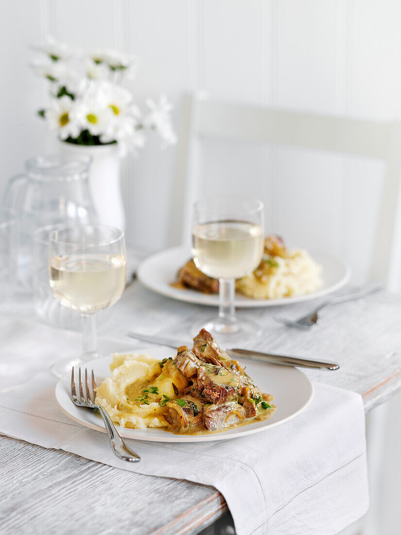 Langsam geschmorte Schweineschulter mit Cidre Crème fraîche und Senf