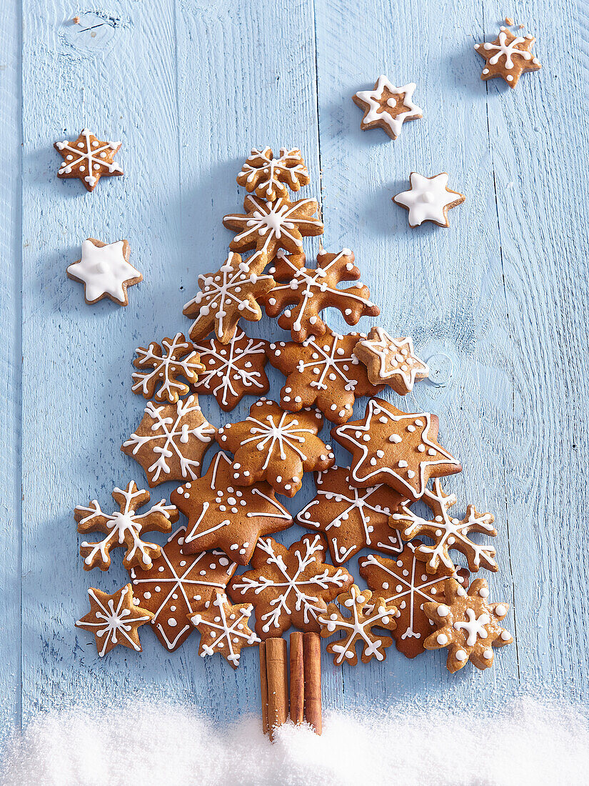 Tannenbaum gelegt aus weichen Lebkuchenplätzchen