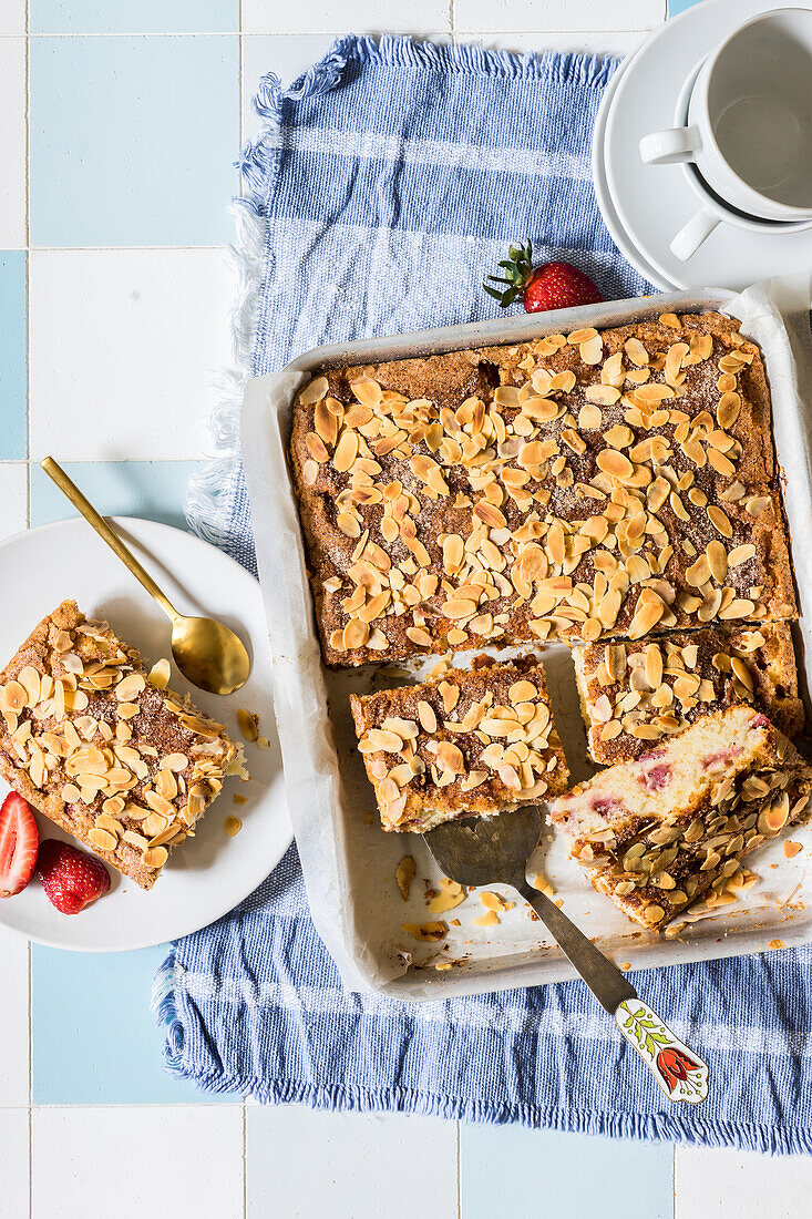 Erdbeer-Buttermilchkuchen mit Zimt-Zucker und Mandelblättchen