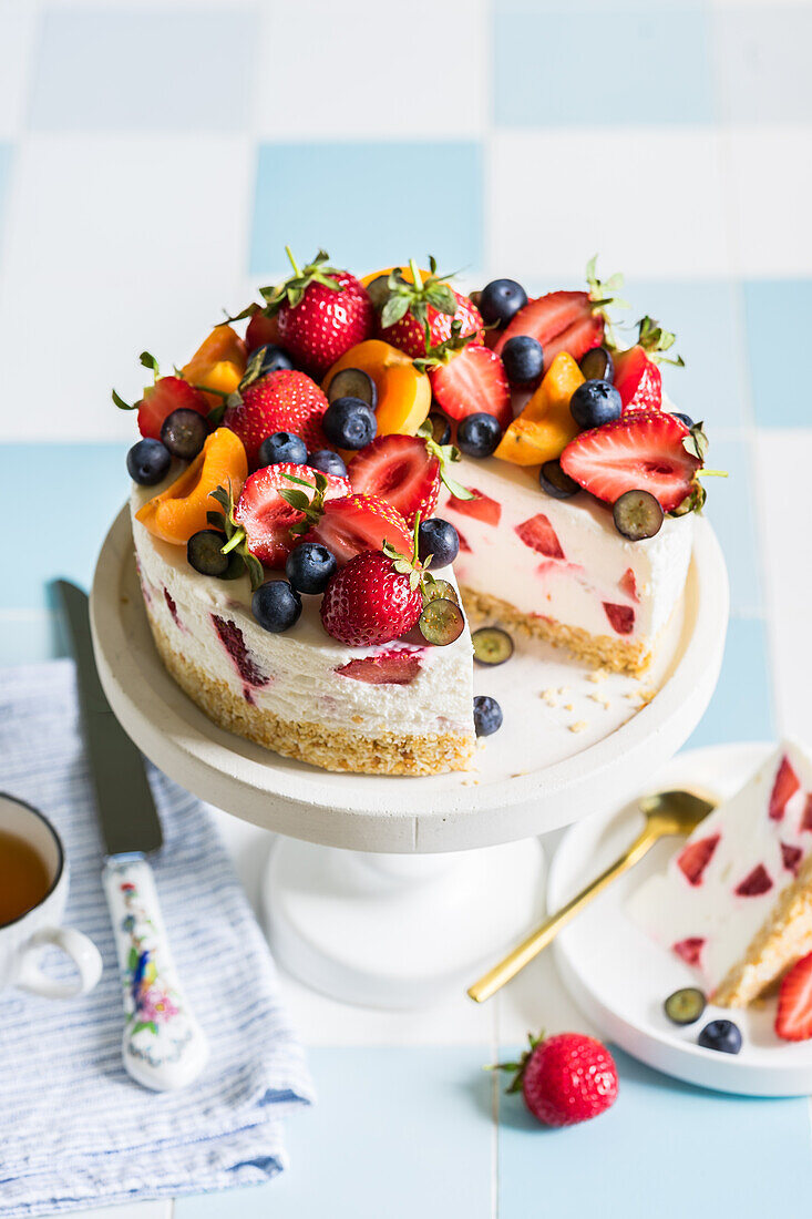 No Bake Erdbeer-Käsekuchen mit frischen Erdbeeren, Heidelbeeren und Aprikosen