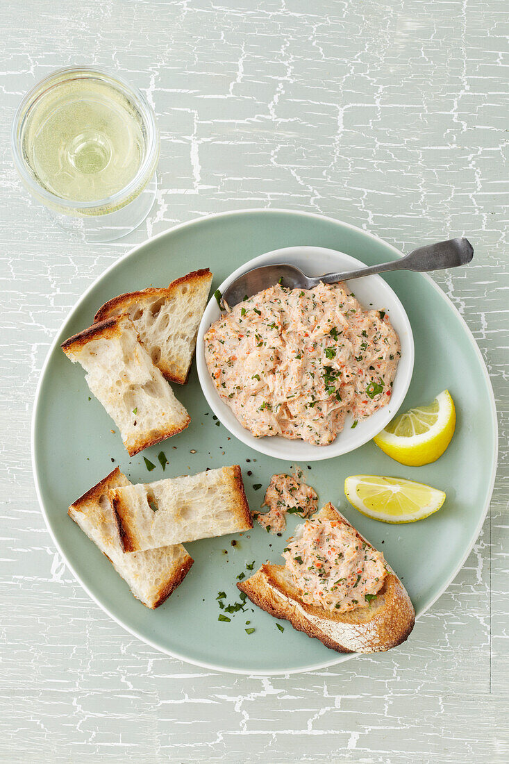 Röstbrot mit Krebsaufstrich