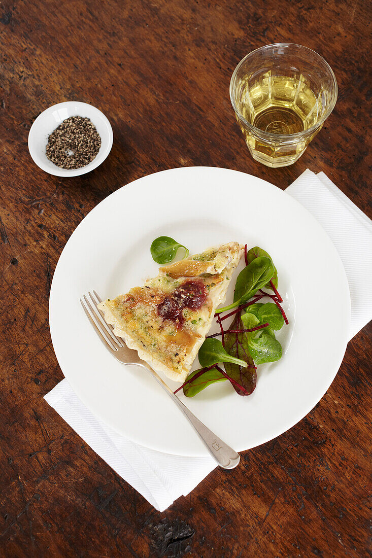 Ein Stück Makrelequiche mit Quitten und Kartoffeln