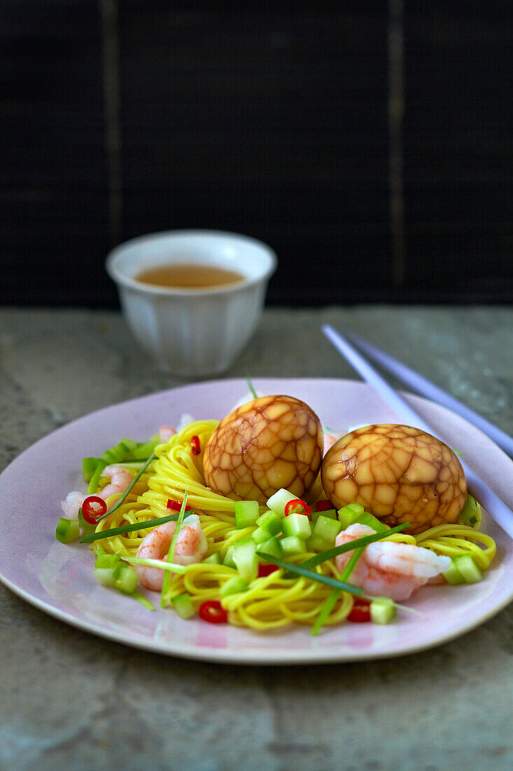 Teeeier auf Nudeln mit Garnelen und Frühlingszwiebeln (Asien)