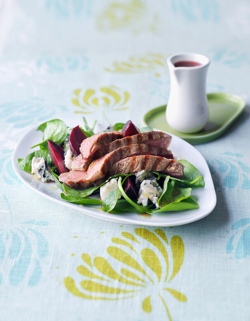 Steak on spinach salad with blue cheese and beets