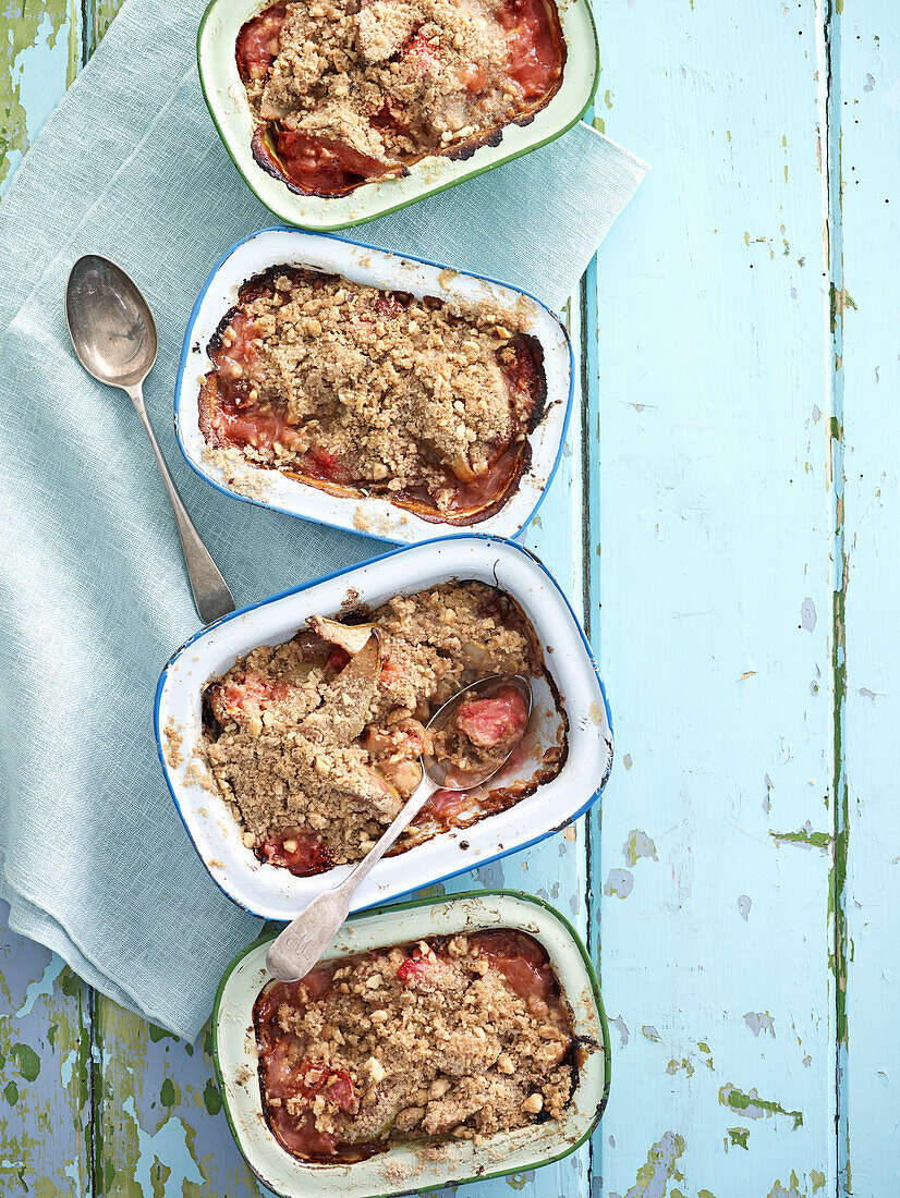 Rhabarber-Birnen-Crumble mit Haselnüssen