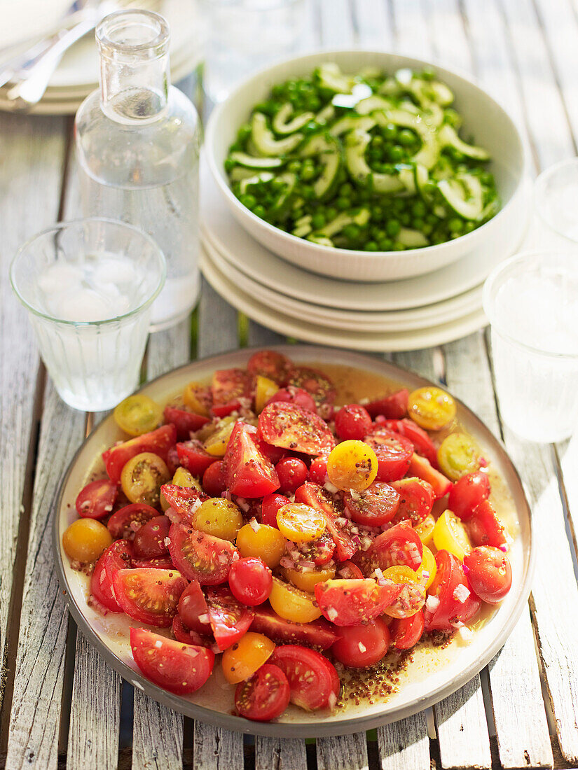 Tomaten-Zwiebel-Salat und Gurken-Erbsen-Salat