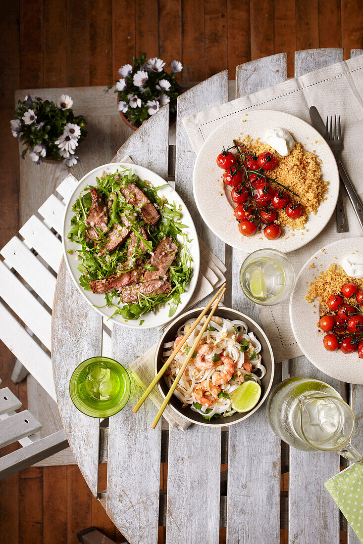 Couscous mit Balsamico-Tomaten, Chipotle-Steak auf Rucola und Pad-Thai mit Garnelen