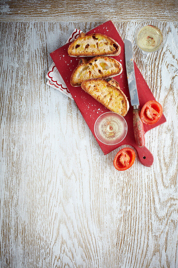 Röstbrot dazu Tomaten und Cava