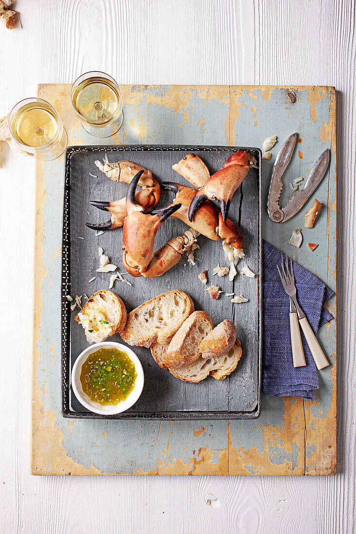 Krabbenscheren mit Knoblauch-Kräuter-Dip