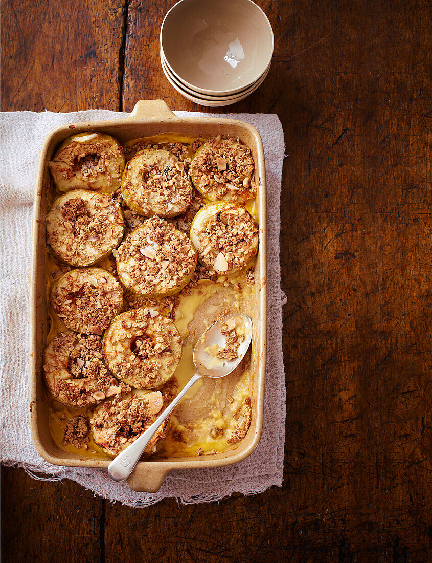 Crunchy custard-baked apples