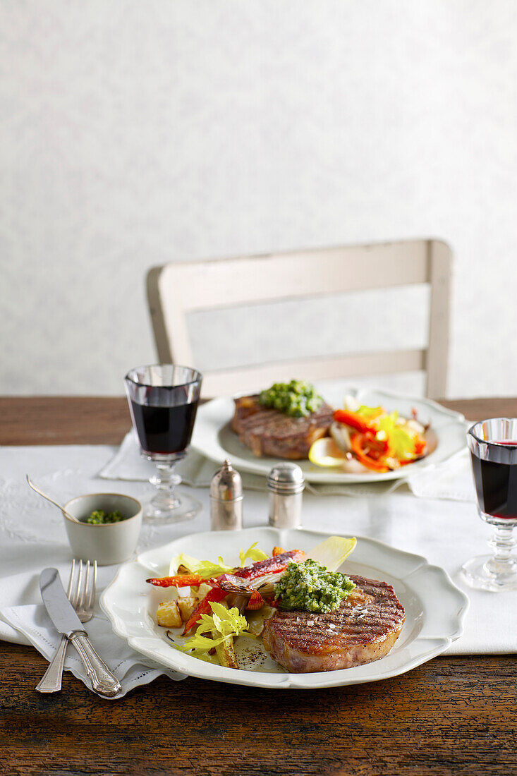 Rib-Eye-Steak mit geröstetem Wurzelgemüse und Petersilienpesto