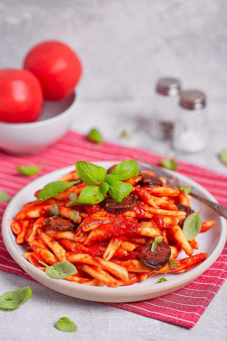 Nudeln in Tomatensauce mit Chorizo und Basilikum